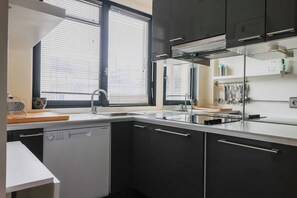 Apartamento | Cozinha privada | Geladeira, micro-ondas, fogão, cooktop