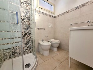 Douche, sèche-cheveux, bidet, serviettes fournies