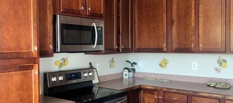 Spacious 3 Story house near ATL with Balcony , Home Gym & More