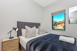 1 quarto, cofres nos quartos, ferros/tábuas de passar roupa