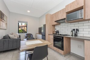 Réfrigérateur, four à micro-ondes, un four, surface de cuisson