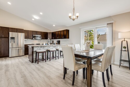 Foosball/Firepit/Fenced Yard/4 Min to Hendo/4 Beds
