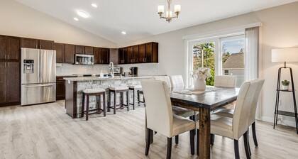 Foosball/Firepit/Fenced Yard/4 Min to Hendo/4 Beds