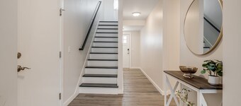 Foosball/Firepit/Fenced Yard/4 Min to Hendo/4 Beds