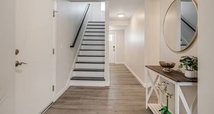Foosball/Firepit/Fenced Yard/4 Min to Hendo/4 Beds