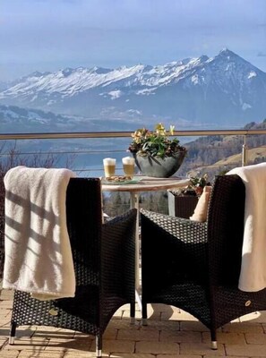 Outdoor dining - @swissmountainview: holidayhome with amazing views (Beatenberg)