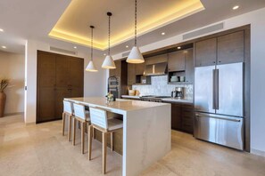 Réfrigérateur, four à micro-ondes, un four, surface de cuisson