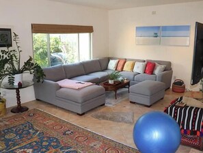 Living area - A Quiet Place with WiFi in El Sobrante (El Sobrante)