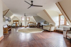 6 Schlafzimmer, Schreibtisch, Bügeleisen/Bügelbrett, WLAN