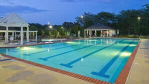 Piscine intérieure, piscine extérieure