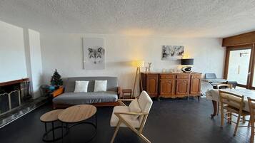 Televisie en een open haard