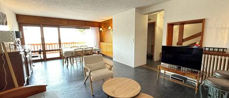 Télévision, cheminée