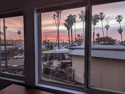 Sunset Suite: 3-bedroom apartment with gorgeous sunset views near Dog Beach