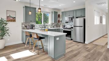 Geladeira, micro-ondas, fogão, cooktop