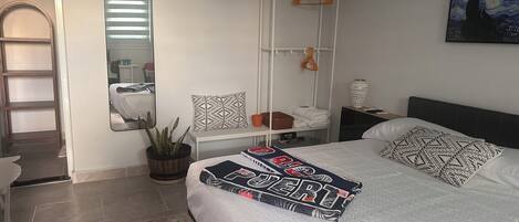 1 dormitorio, tabla de planchar con plancha, wifi y ropa de cama