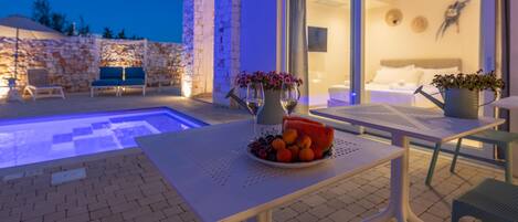 Lämmitetty uima-allas