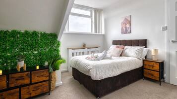 2 bedrooms, iron/ironing board, WiFi, bed sheets