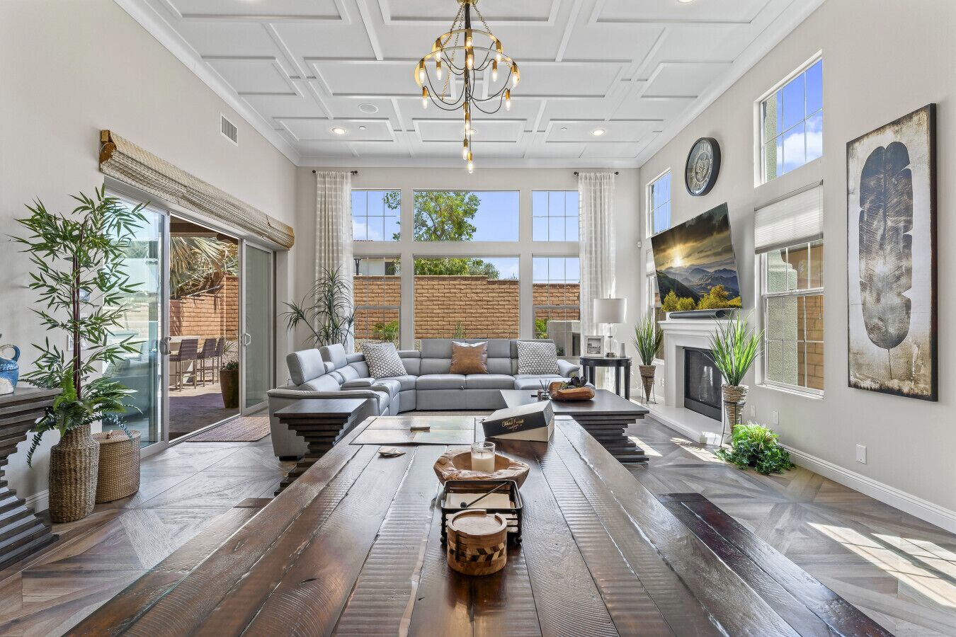 Smart TV, chimenea, oficina