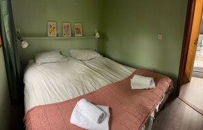 2 makuuhuonetta, tallelokero huoneessa, Wi-Fi, vuodevaatteet