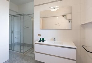 Dusche, Haartrockner, Bidet, Handtücher