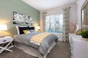 1 habitación, tabla de planchar con plancha y ropa de cama