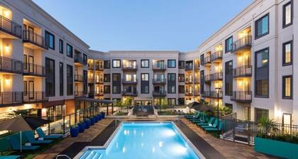 Elegant 1BR at 300 Railway w Pool, Gym & BBQ Area