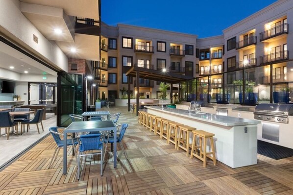 Outdoor dining - City Living w Resort Comforts – 1BR at 300 Railway (Campbell)