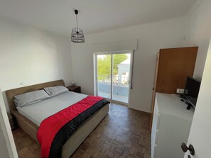 4 bedrooms, iron/ironing board, WiFi