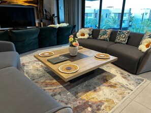 Presidential Çatı Katı Süiti (Penthouse), Havuz Manzaralı | 2 yatak odası, odada kasa, masa, dizüstü bilgisayar çalışma alanı 