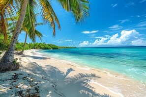 Yakında plaj, beyaz kum, şezlong, plaj şemsiyesi 