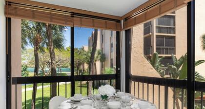 2-bedroom modern apt w/ king bed & pool, 10 min. to the beach!