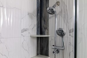 Haartrockner, Handtücher, Seife, Toilettenpapier