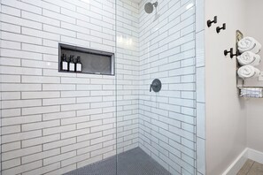 Dusj, hårføner, håndklær og såpe