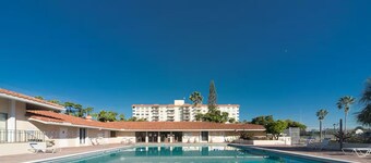 Relax in Stylish 2Bed/2Bath Fort Lauderdale Oasis with Amenities