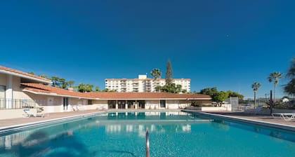Relax in Stylish 2Bed/2Bath Fort Lauderdale Oasis with Amenities