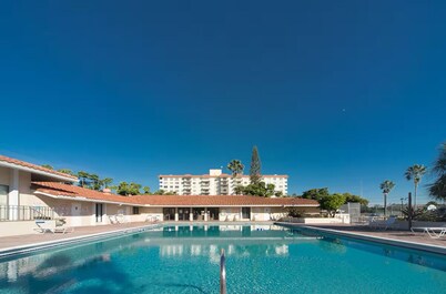 Relax in Stylish 2Bed/2Bath Fort Lauderdale Oasis with Amenities