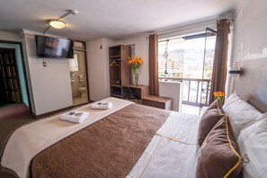 Quarto casal conforto | Cofres nos quartos, escrivaninha, espaço de trabalho para notebook