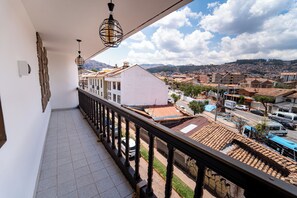 Quarto casal conforto | Cofres nos quartos, escrivaninha, espaço de trabalho para notebook