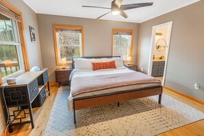 4 slaapkamers, een bureau, een strijkplank/strijkijzer, gratis wifi