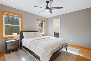 4 soverom, skrivebord, strykejern/-brett og wi-fi (inkludert)