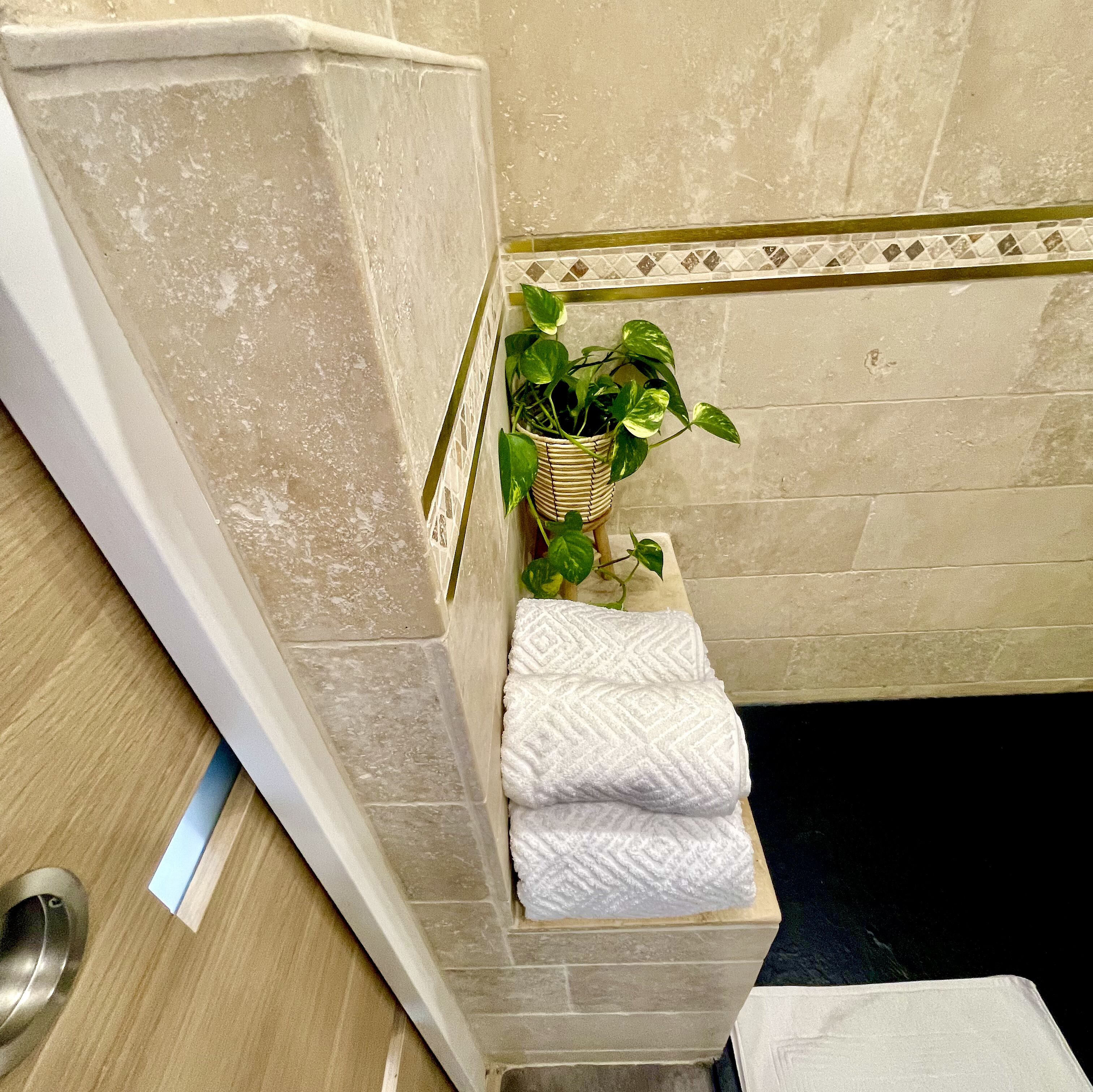 シャワー、ヘアドライヤー、タオル、石鹸