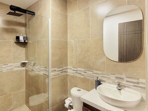 Bathroom - The Hub by Wynwood House (Medellín)