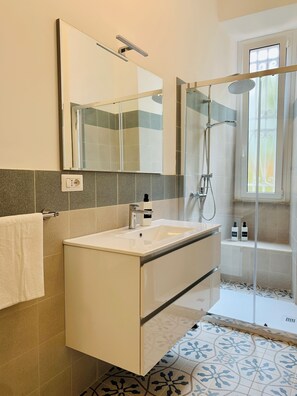 Shower, hair dryer, bidet, towels - Your Home in Rome - Cozy & Cool Apartment in Trendy Pigneto (Roma)