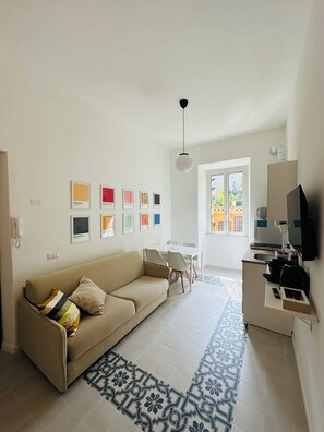 Smart TV - Your Home in Rome - Cozy & Cool Apartment in Trendy Pigneto (Roma)