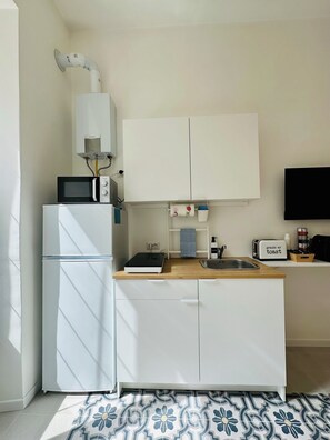 Réfrigérateur, micro-ondes, plaque de cuisson, bouilloire électrique