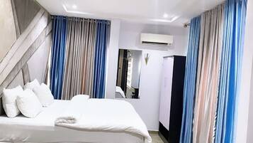 1 habitación, escritorio y espacio para trabajar con laptop