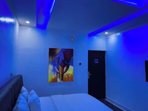 Apartamento família, sacada, vista para a cidade | 1 quarto, escrivaninha, espaço de trabalho para notebook