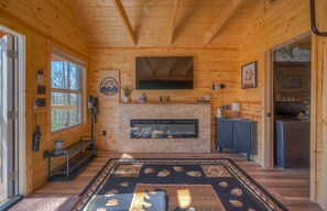 Interior - Tiny cabin - Big Amenities - King Bed - Secure Dog Yard (Murphy)