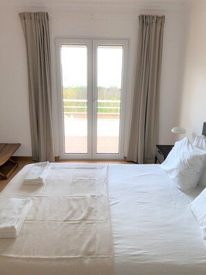 2 bedrooms, WiFi, bed sheets - Sea Avenue House (center Baleal - Surfboard included) (Ferrel)