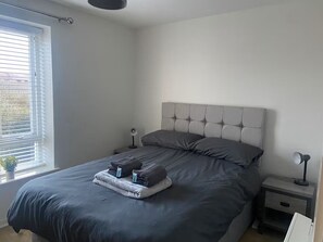 2 habitaciones, tabla de planchar con plancha, wifi y ropa de cama